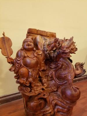 Tượng Phật Di Lặc chiến rồng