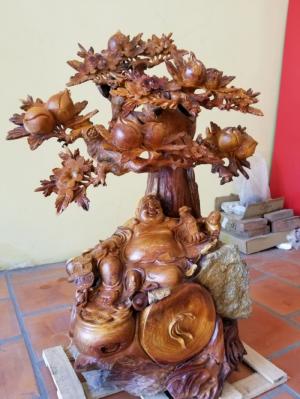 Di lặc ngồi gốc đào tươi như hoa