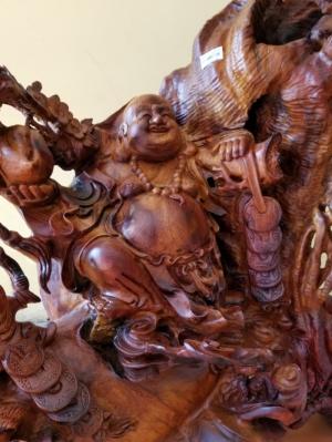 Di lặc thông thái dưới gốc đào hương tự nhiên