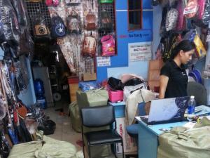 Nguồn hàng sỉ cho shop bán lẻ từ công ty sản xuất ba lô túi xách theo mẫu làm thương hiệu