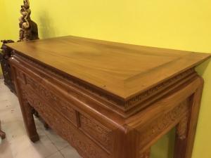 Bàn thờ chạm hoa sen , nét đặc trưng cho dân tộc