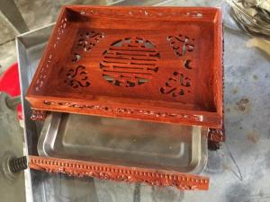 khay trà chân quỳ
chất liệu: gỗ hương đỏ
kích thước: dài 38 cm, rộng 28 cm, cao 11 cm
