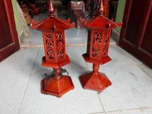 đèn thờ dạng mái cong
cao 48 cm
đường kính chân 16 cm, đường kính mái 22 cm