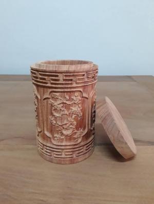 hộp đựng trà gỗ hương đỏ
đường kính 11 cm, cao 18 cm