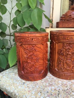 hộp đựng trà gỗ hương đỏ
đường kính 11 cm, cao 18 cm