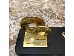 Giá để card, bút , chặn giấy, hình cặp tiền kiểu xưa, Vạn sự như ý, chất liệu đồng đặc đúc
