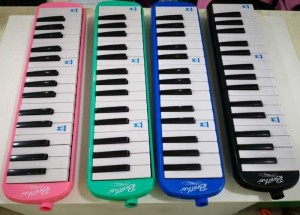 Kèn melodica 32 lỗ KBD 51A1 là một nhạc cụ đặc biệt, kết hợp hoàn hảo giữa bàn phím piano và lưỡi gà harmonica, mang lại cho người nghe sự trong trẻo, réo rắt bởi tiếng harmonica và sự linh hoạt của piano.
Âm thanh được tạo ra một phần từ chính hơi thở của bạn nên rất tự nhiên và mang đậm cảm xúc.