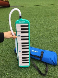 Thiết kế 32 phím
Kèn melodica 32 lỗ KBD 51A1 thiết kế 32 phím, dãy âm giai 2-2/3 octave (quãng tám) của sản phẩm này đủ cho các buổi đồng diễn hay biểu diễn solo. Những người chơi nâng cao và sinh viên sẽ tìm thấy những âm thanh ấm, dày, âm lượng nhiều lý tưởng để học và thực hiện các buổi biểu diễn âm nhạc (ngay cả ngoài trời hay trong hội trường lớn).
