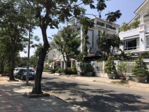Khu ven sông Tân Phong, quận 7.