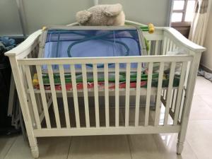Có thể làm giường ngủ cho e bé. chỉnh lên xuống được 3 nấc. Gỗ đẹp
