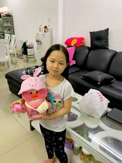 Vịt Bông Lalafanfan luôn đi kèm với trang phục và phụ kiện: Nón, mắt kính, áo, túi đeo chéo và một số phụ kiện khác.