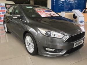 Ford Focus giá siêu khuyến mãi,