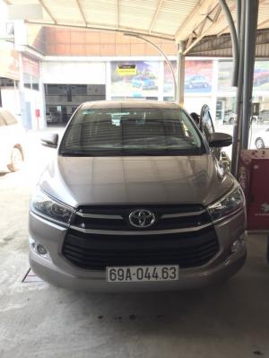 Bán Toyota INNOVA 2.0E màu nâu titan số sàn sản xuất 2017 biển tỉnh đi 42000km