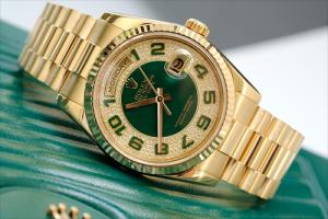 Số 3 - DAYDATE(Full Gold 18k Green)
Hàng Malaysia, new 100%, fullbox. Đủ phụ kiện, nguyên tem, còn thẻ Bảo hành 24 tháng. Máy cơ, Automatic chạy tự động. Giá bán hiện tại bên Malaysia 855USD. Giá sale đặc biệt bán chỉ còn: 256USD(5.643.000VNĐ)