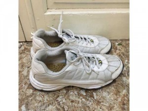 Thanh lý đôi giày thể thao nam Adidas, đã khâu, còn khá tốt, đc tặng đôi mới nên thanh lý cho bạn nào cần, cỡ 42