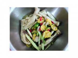 Chân gà ngâm sả tắc nhà làm chấm múi ớt xanh nhà làm
