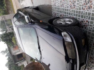 Cần bán xe mazda 323 đời 99 màu đen