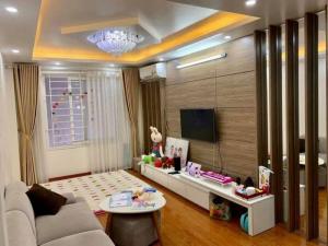 - Gia chủ cần bán nhà Định công Hạ,Thanh Xuân.diện tích 30m2,xây 5 tầng kiên cố chắc chắn,mua chỉ việc ở,nội thất đẹp,nhà thiết kế hoàn mỹ,long lanh từng chi tiết.
- Sổ phân lô,ô tô đỗ cổng,30m2x5 Tầng.ngay cạnh mặt phố Vũ Tông Phan
- Gần các phố Hoàng Văn Thái,Bùi Xương Trạch,Định Công Thượng,Vũ Tông Phan,Nguyễn Ngọc Nại,Nguyễn Trãi
- Sổ đỏ chính chủ,đẹp như hoa hậu.
- Gía bán: 2 tỷ 8 ( có thương lượng nhẹ )
- Liên hệ: Chị Liên 0934.574.866, Tôi chuyên nhà thổ cư Hà Nội.