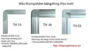- Khung nhôm kiểu bo tròn chuyên dụng Khung (TH28/Th04/TH03). Các góc Bảng bịt nhựa tránh sắc nhọn và tạo thẩm mỹ cao.
Các Mẫu Khung Thông dụng Tùy theo Kích thước Bảng: Bảng từ trắng treo tường Hàn Quốc dùng sử dụng khung nhôm mã TH28 hoặc TH03 tùy theo kích thước khác nhau. Các kích thước có chiều dài nhỏ hơn 2400mm đều dùng mẫu khung nhôm TH28 giúp bảng chắc chắn và không bị cong vênh qua thời gian.