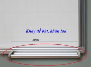 - Khay đựng bút bằng nhôm dài 30cm được gắn và trượt dài trên khung bảng giúp tiện lợi hơn khi để bút và đặc biệt có thể di chuyển từ trái qua phải dễ dàng. Khay bút bằng nhôm có đầu bịt nhựa ở 2 đầu an toàn và tiện dụng
