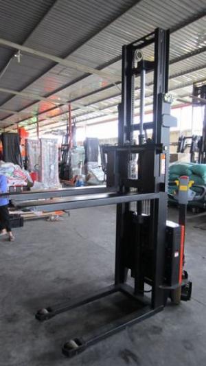 Xe nâng điện tự động Fes15/20 có bình ắc quy
