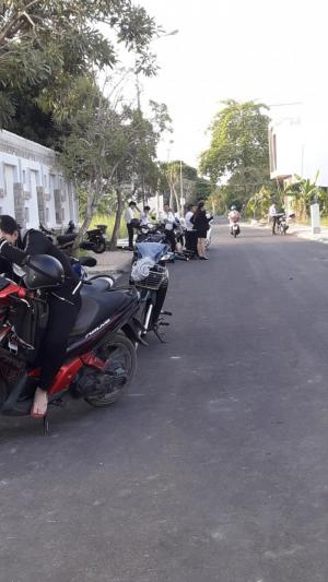 nền ngay tuyến đường chính.