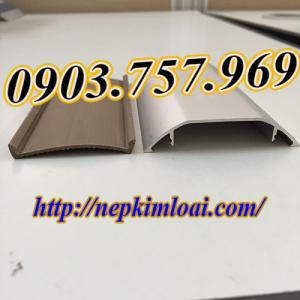 sản phẩm gồm 2 phần là đế nhựa và máng hợp kim nhôm