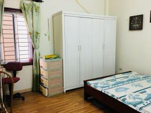 Bán nhà Phố Dịch Vọng Cầu Giấy, Đường xe máy tránh, Kinh doanh nhỏ lẻ sầm uất.