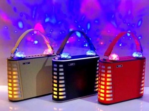 Đi kèm với loa là cặp micro không dây cao cấp và micro còn sử dụng pin sạc cực kỳ tiện lợi cho bạn sự thoải mái song ca cùng bạn bè người thân Loa bluetooth karaoke mini M18 rất thích hợp đối với các bạn yêu thích ca hát .