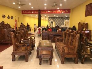 Bộ bàn ghế chạm đào vân tuyển tay 12 giá tốt