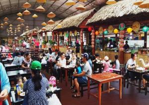 Thi công khu ẩm thực với nhiều gian hàng tre trúc