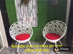 Bộ bàn ghế nhựa giả mây đan hoa đồng tiền nhỏ gọn cho ban công chung cư