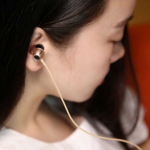 Âm bass mạnh mẽ, mid dày và ấm, treble nhẹ nhàng.