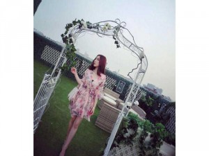Váy voan hoa trắng và hồng