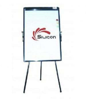 - Bảng Flipchart Silicon FB-33 được thiết kế 3 chân với khả năng đứng vững chắc, sản phẩm có thể rút để thu gọn, điều này giúp việc di chuyển sẽ dễ dàng hơn rất nhiều
- Trong quá trình sử dụng bạn có thể điều chỉnh độ nghiêng của bảng để tạo góc nhìn thoải mái cho người thuyết trình và người xem.
- Bảng khung thép được sơ qua chính là thanh kẹp được thiết kế hết sức độc đáo, có từ tính để gắn nam châm, chi tiết này giúp việc sử dụng sẽ dễ dàng hơn khi bạn muốn gắn giấy tờ lên bảng
ƯU ĐIỂM:
- Bề mặt phẳng được thiết kế chống lóa, nhìn rõ ở mọi góc nhìn, chống mỏi mắt, mắt dễ chịu khi nhìn rất thích làm bảng văn phòng bạn.
- Dễ xóa, không để lại vết mờ khi xóa.
- Bảng Flipchart rất dễ sử dụng
- Ghi lại thông tin quan trọng, và những ý kiến chú ý của mọi người trong cuộc họp trong văn phòng.
- Bảng Flipchart có thể làm bảng vẽ cho sinh viên nghệ thuật.