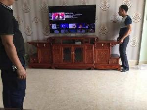 Kệ Tivi Hàm Ếch Gỗ Hương Vân