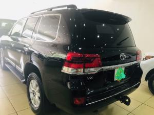 Bán Toyota Land Cruise 4.6 màu đen,sản xuất và đăng ký 2016,tên cty ,có hóa đơn VAT ,giá cực rẻ .