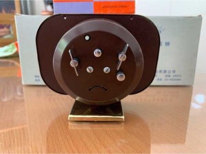 Đồng hồ gà vuông chạy bằng dây cót