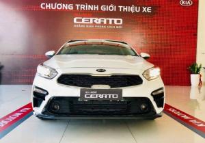 Đầu xe thiết kế lưới tản nhiệt mũi hỗ truyền thống với viền mạ crom sáng bóng sang trọng. Logo Kia nằm trung tâm, kết hợp với cụm đèn Halogen Projector với cụm đèn xinhan tách biệt xuống phía dưới giúp tăng khả năng quan sát.