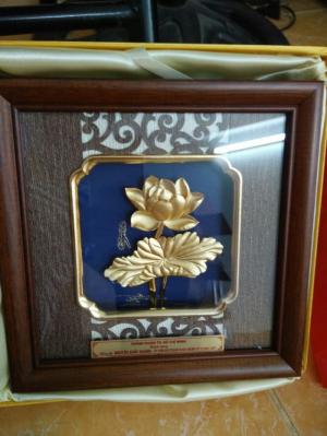 Tranh hoa sen mạ vàng quà tặng đọc đáo cho doanh nghiệp sự kiện