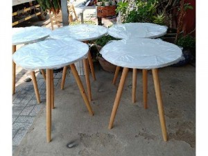 Bàn ghế chân gỗ mặt nhựa trắng