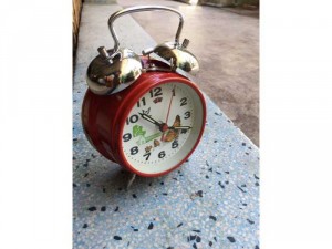 Đồng hồ gà mổ thóc màu đỏ chạy bằng dây cót