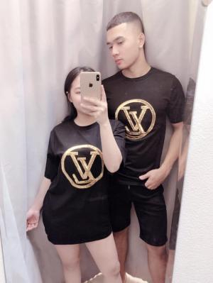 Áo thun đen in vòng tròn chứa chữ LV nhũ vàng thời trang cao cấp L45