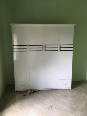Tủ cao 180 ngang 160 sâu 45cm bao gồm 3 ngăn treo quần áo và 2 ngăn xếp.