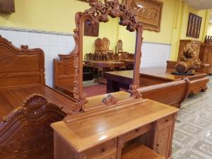 Bàn trang điểm cổ điển chạm hoa hồng , mang sự quyến rủ lạ kỳ