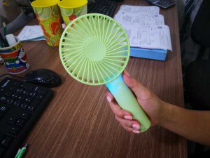 Quạt có thể hoạt động liên tục trong nhiều giờ liền, khi hết pin có thể sạc lại dễ dàng thông qua cổng USB của máy tính.
Sản phẩm được thiết kế với 3 mức độ 1, 2, 3 cho bạn linh hoạt sử dụng