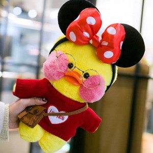 Sở hữu chiều cao 30cm và thân hình mũm mỉm, body hồng má hồng. Ngắm thôi cũng thấy đáng yêu.
Vịt Bông Lalafanfan luôn đi kèm với trang phục và phụ kiện: Nón, mắt kính, áo, túi đeo chéo và một số phụ kiện khác.