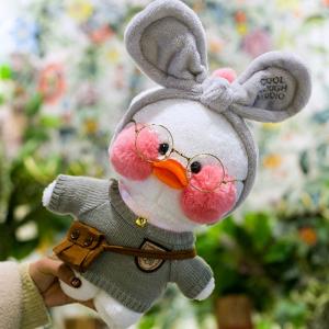 Ý nghĩa tặng vịt bông Mimi – Lalafanfan
Gấu bông nói chung là một trong những món quà nằm đầu tiên trong danh sách tặng quà cho bạn gái. Con gái thường không thể cưỡng lại những điều đáng yêu và gấu bông chính là một trong những điều khiến bạn gái của bạn khó có thể kìm lòng “yêu thương”.