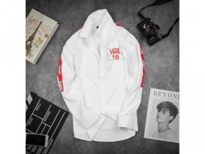 Áo sơ mi nam dài tay trắng cao cấp họa tiết viền tay chữ Vans 10 đỏ cao cấp