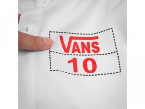 Áo sơ mi nam dài tay trắng cao cấp họa tiết viền tay chữ Vans 10 đỏ cao cấp